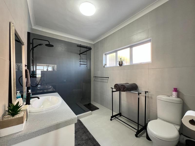 6 Bedroom Property for Sale in Rooi Els Western Cape